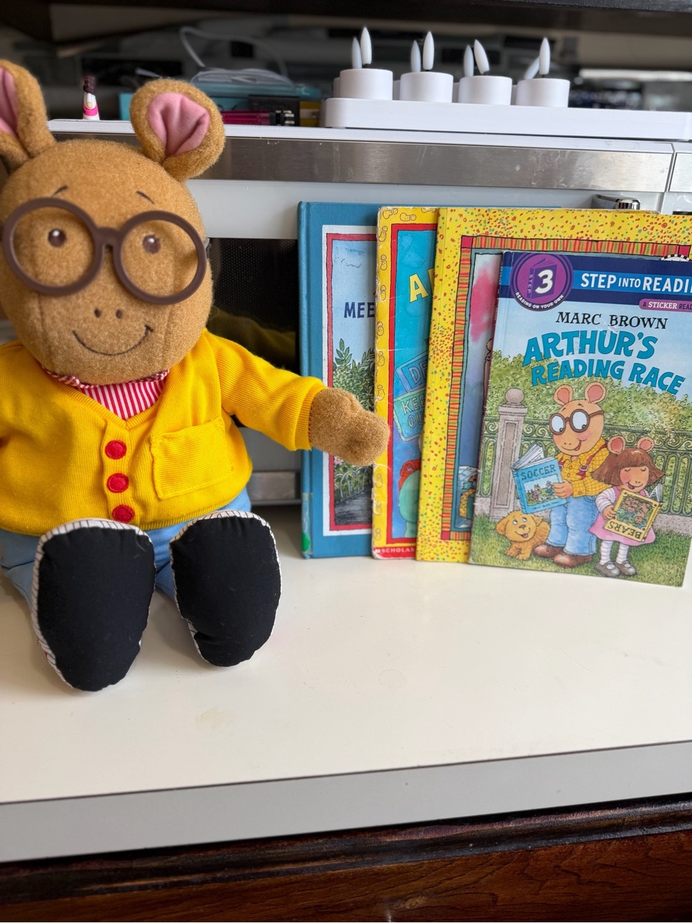 Vintage talking Arthur Plush Doll with Yellow Jacket and 4 Arthur Books